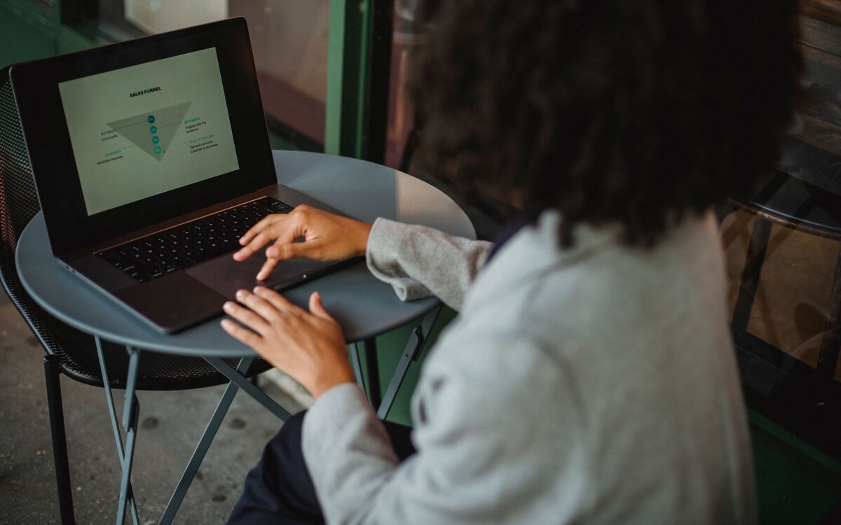Woman working on a laptop in a coffee shop